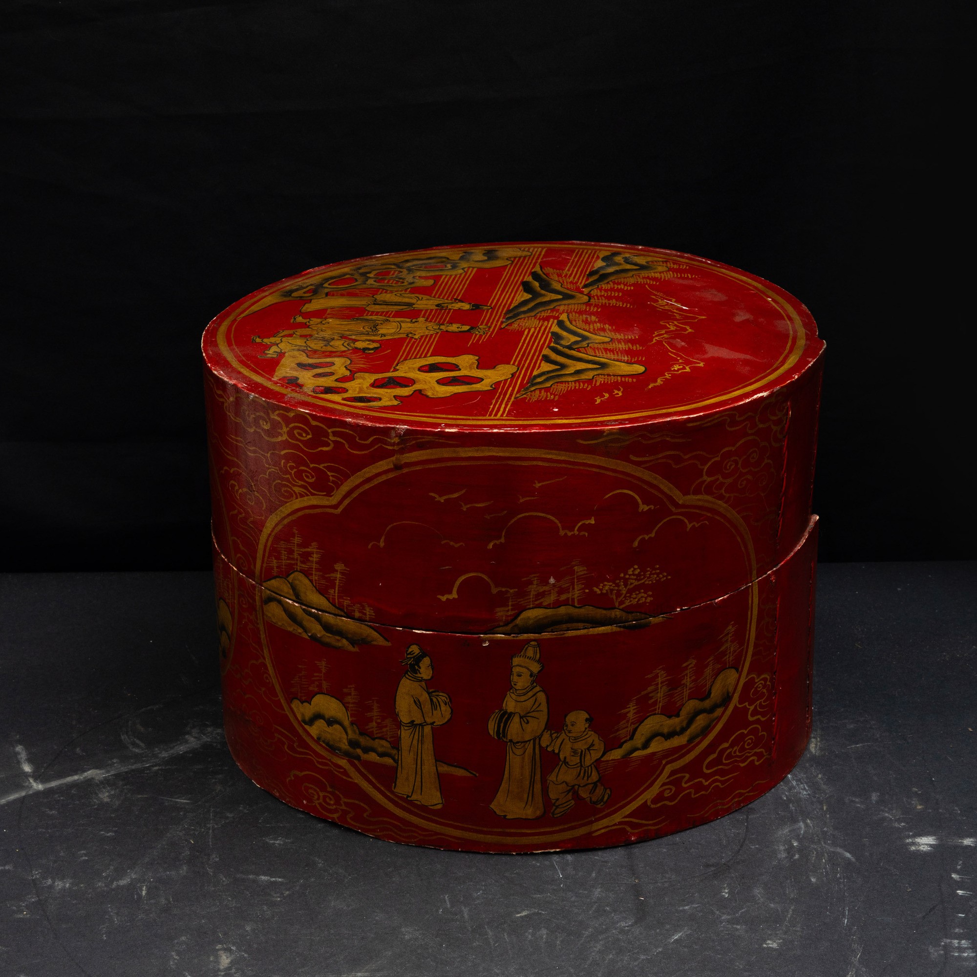 Scatola in legno laccato a fondo rosso con scena di vita comune, Cina, Dinastia Qing, XIX secolo