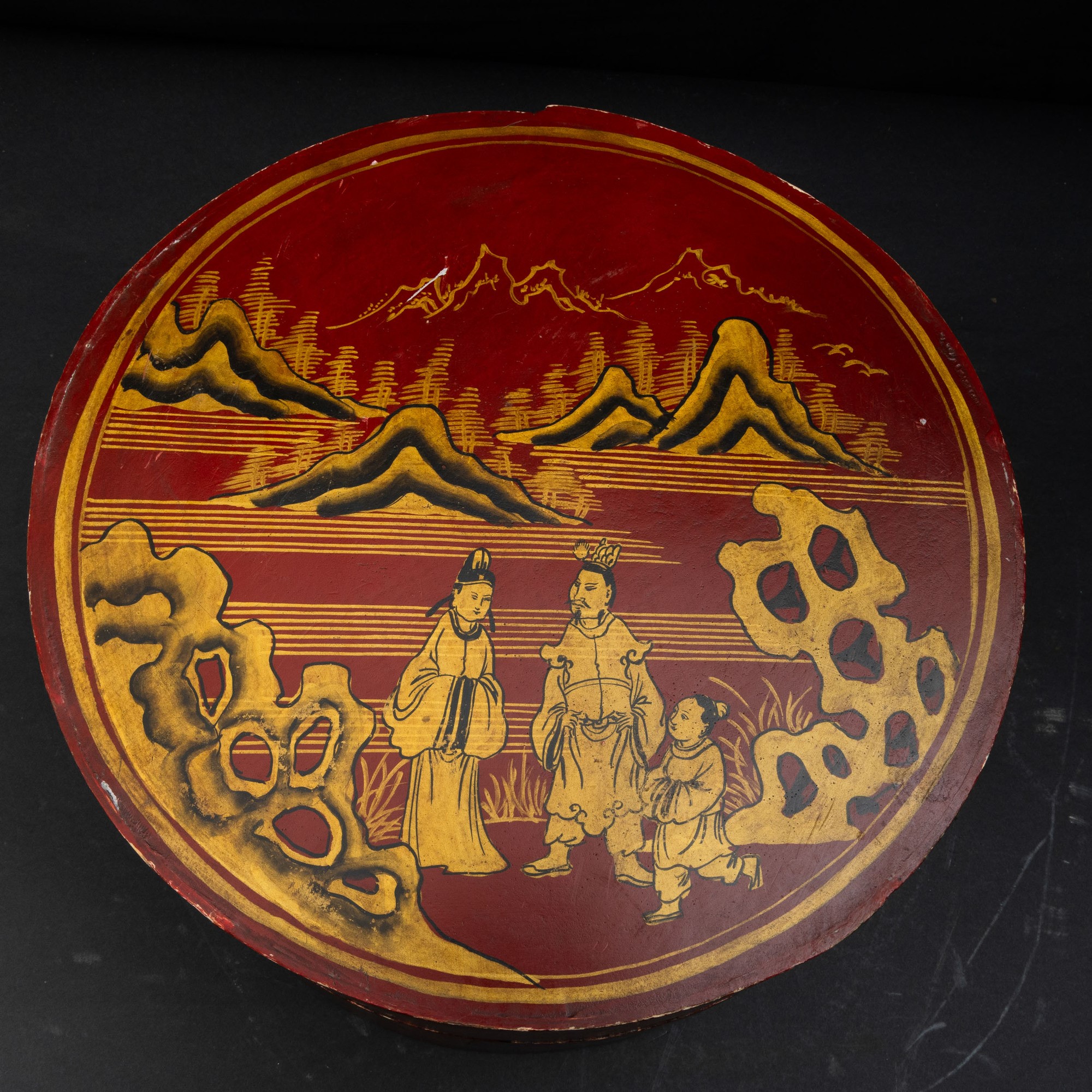 Scatola in legno laccato a fondo rosso con scena di vita comune, Cina, Dinastia Qing, XIX secolo