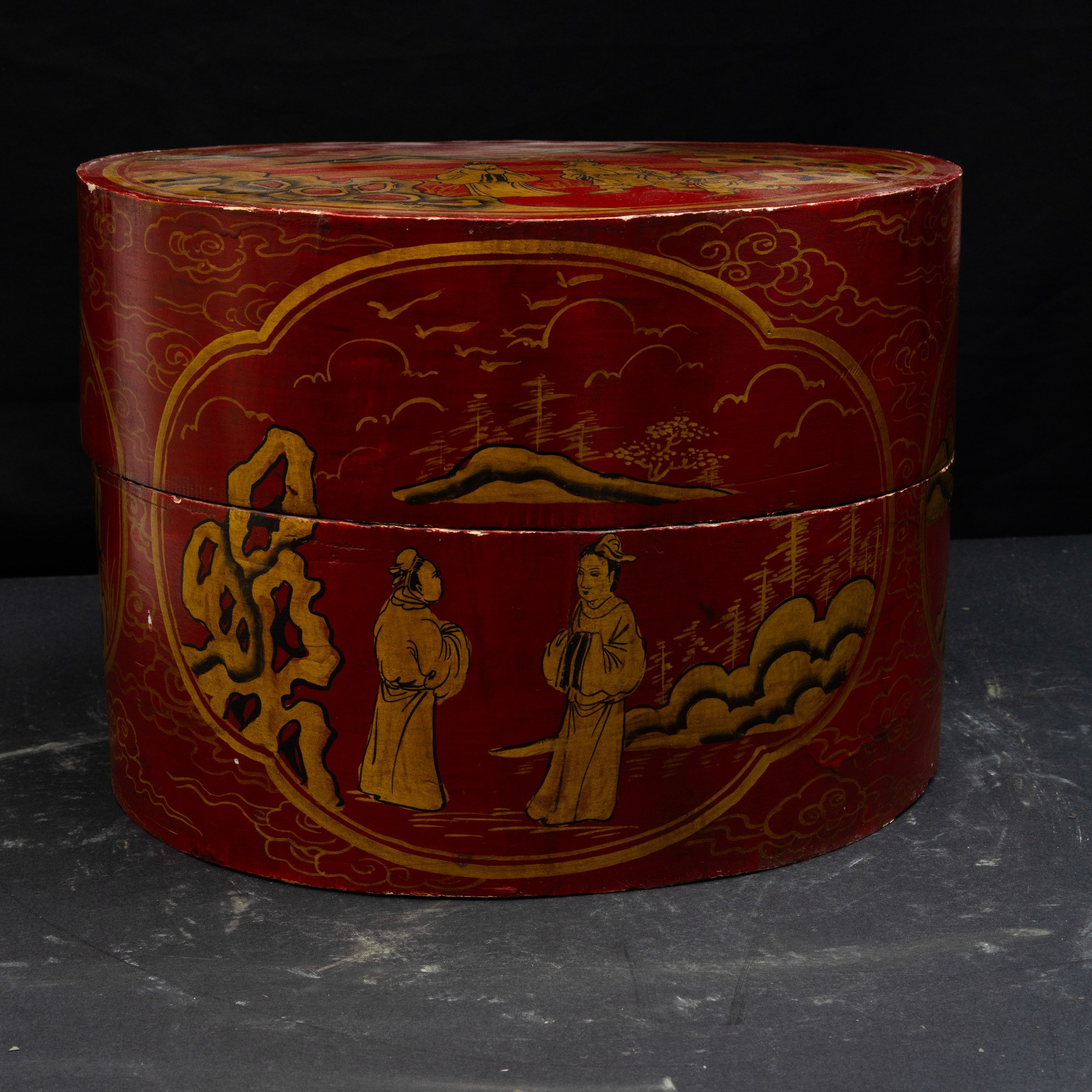 Scatola in legno laccato a fondo rosso con scena di vita comune, Cina, Dinastia Qing, XIX secolo