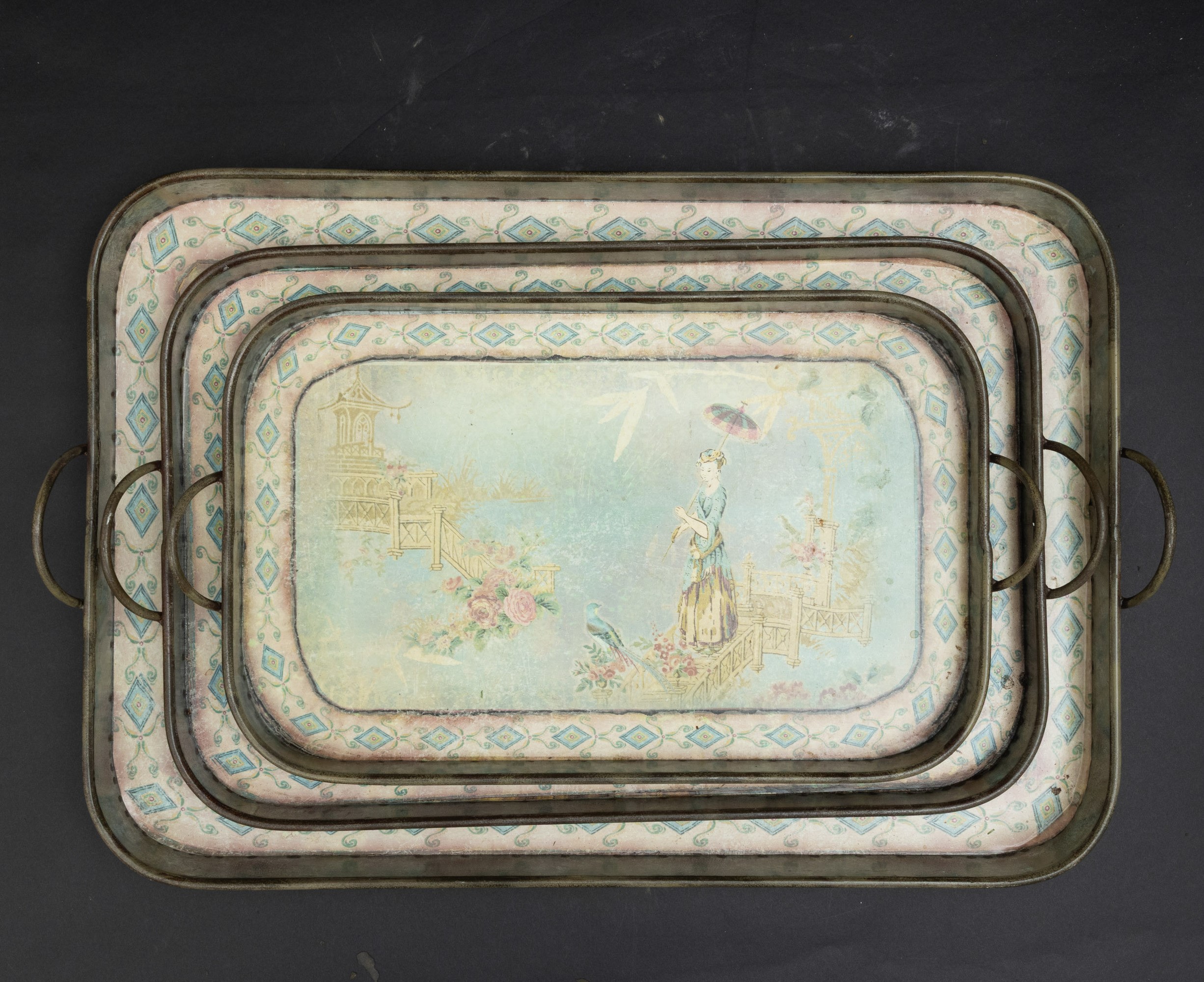 Vassoi in metallo, Lotto composto da 3 vassoi raffiguranti scene di vita comune, Cina, XX secolo