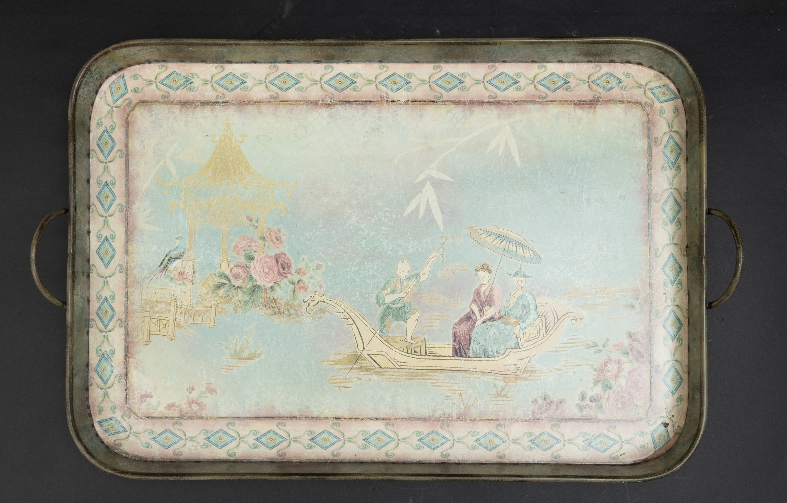 Vassoi in metallo, Lotto composto da 3 vassoi raffiguranti scene di vita comune, Cina, XX secolo