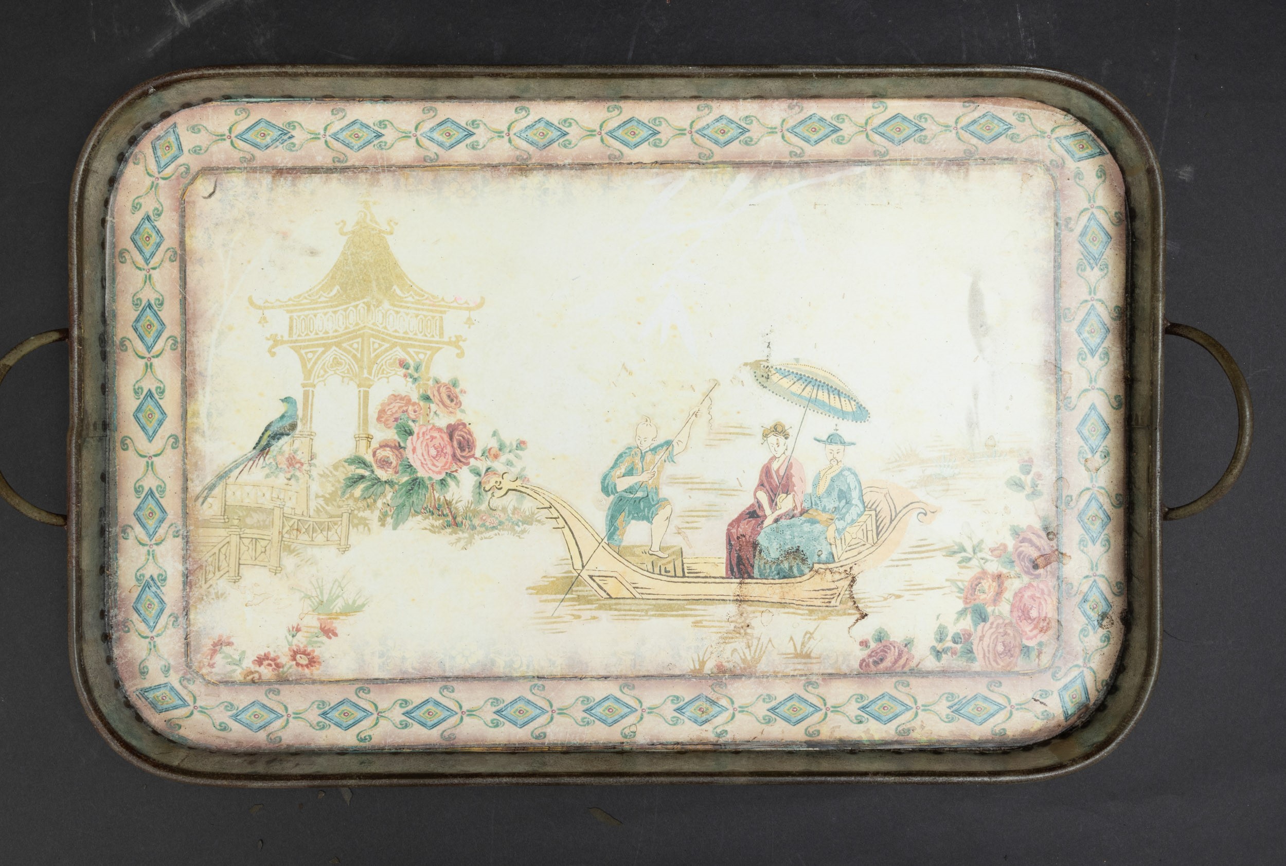 Vassoi in metallo, Lotto composto da 3 vassoi raffiguranti scene di vita comune, Cina, XX secolo