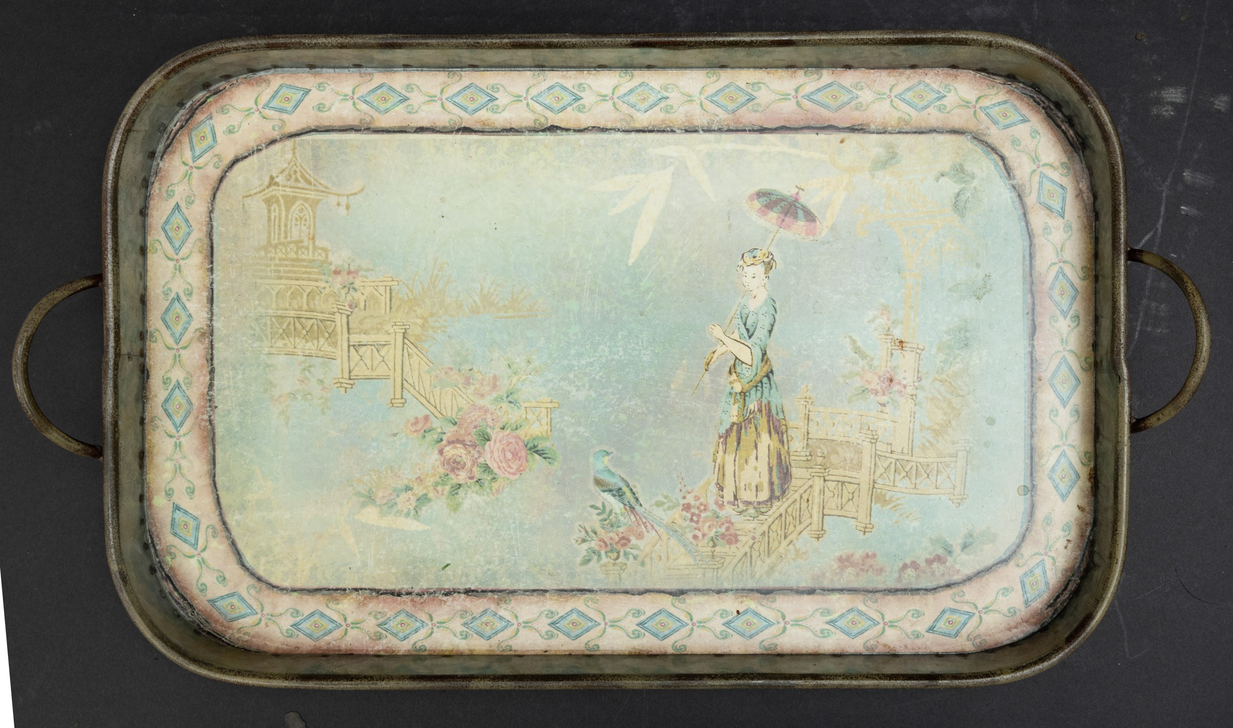 Vassoi in metallo, Lotto composto da 3 vassoi raffiguranti scene di vita comune, Cina, XX secolo