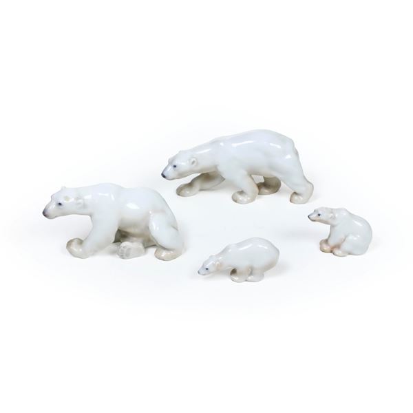 Quattro figurine di orso polare. Danimarca, Manifattura Bing & Grondahl, XX secolo. 