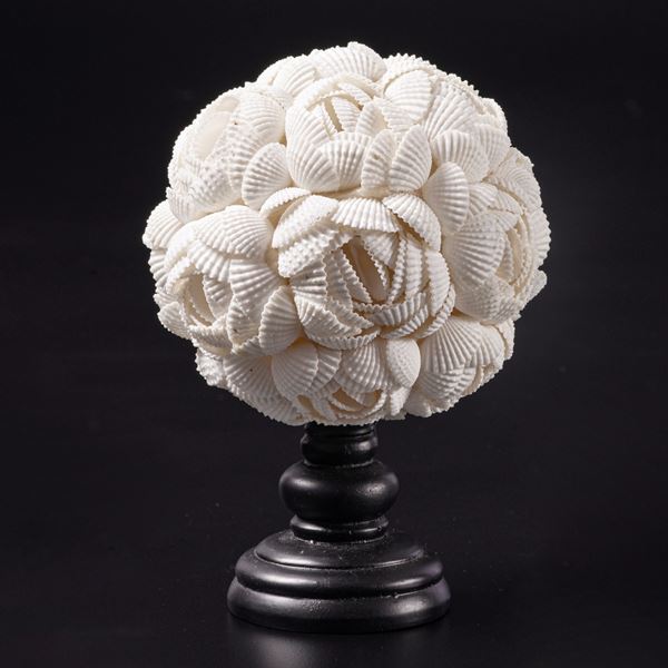 Splendida sfera di conchiglie su supporto in legno tornito