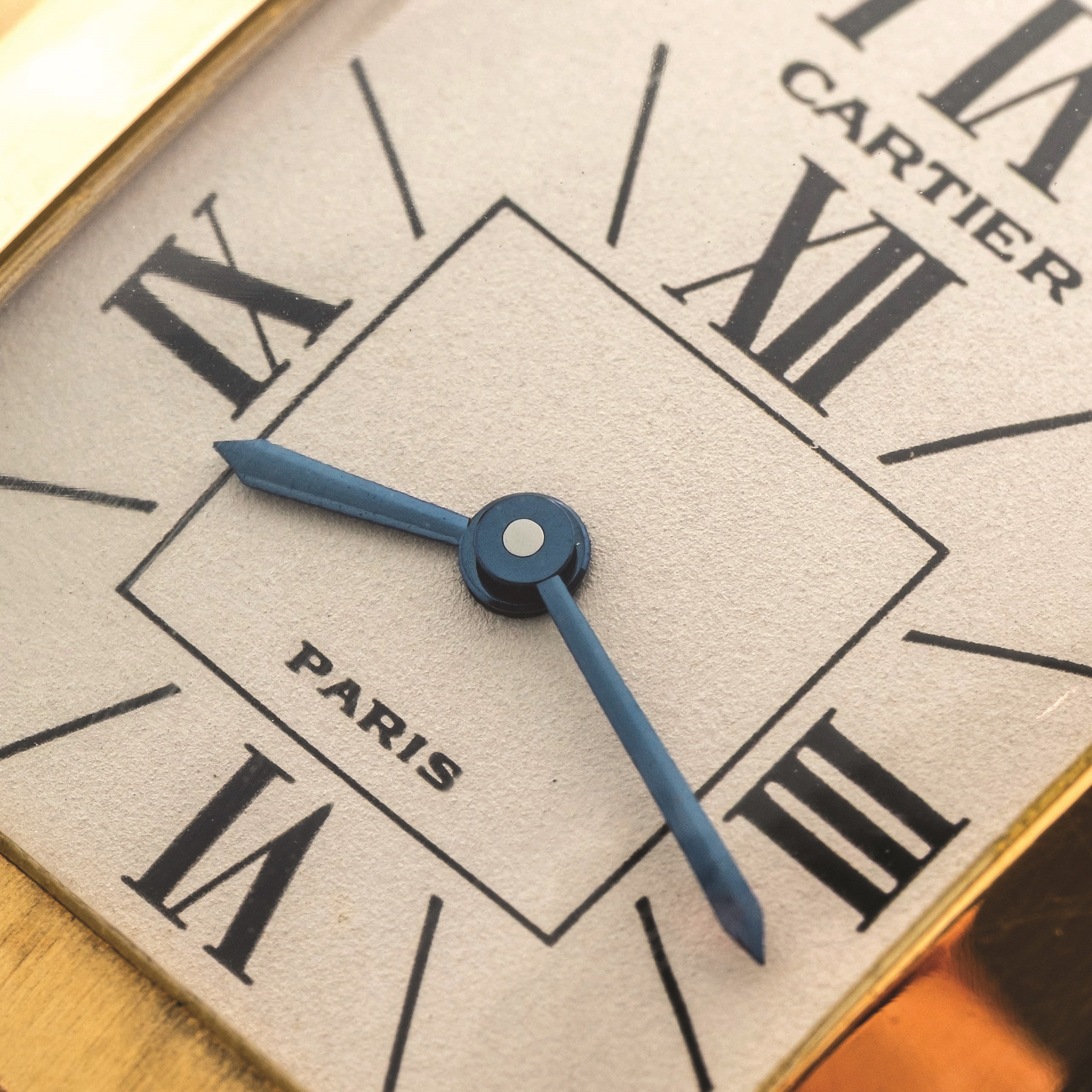 Cartier - Cintrée Dual Time in oro giallo 18k con doppio quadrante e numeri romani, circa 1990