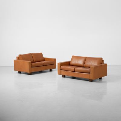 Coppia di divani in stile industriale, rivestiti in cuoio