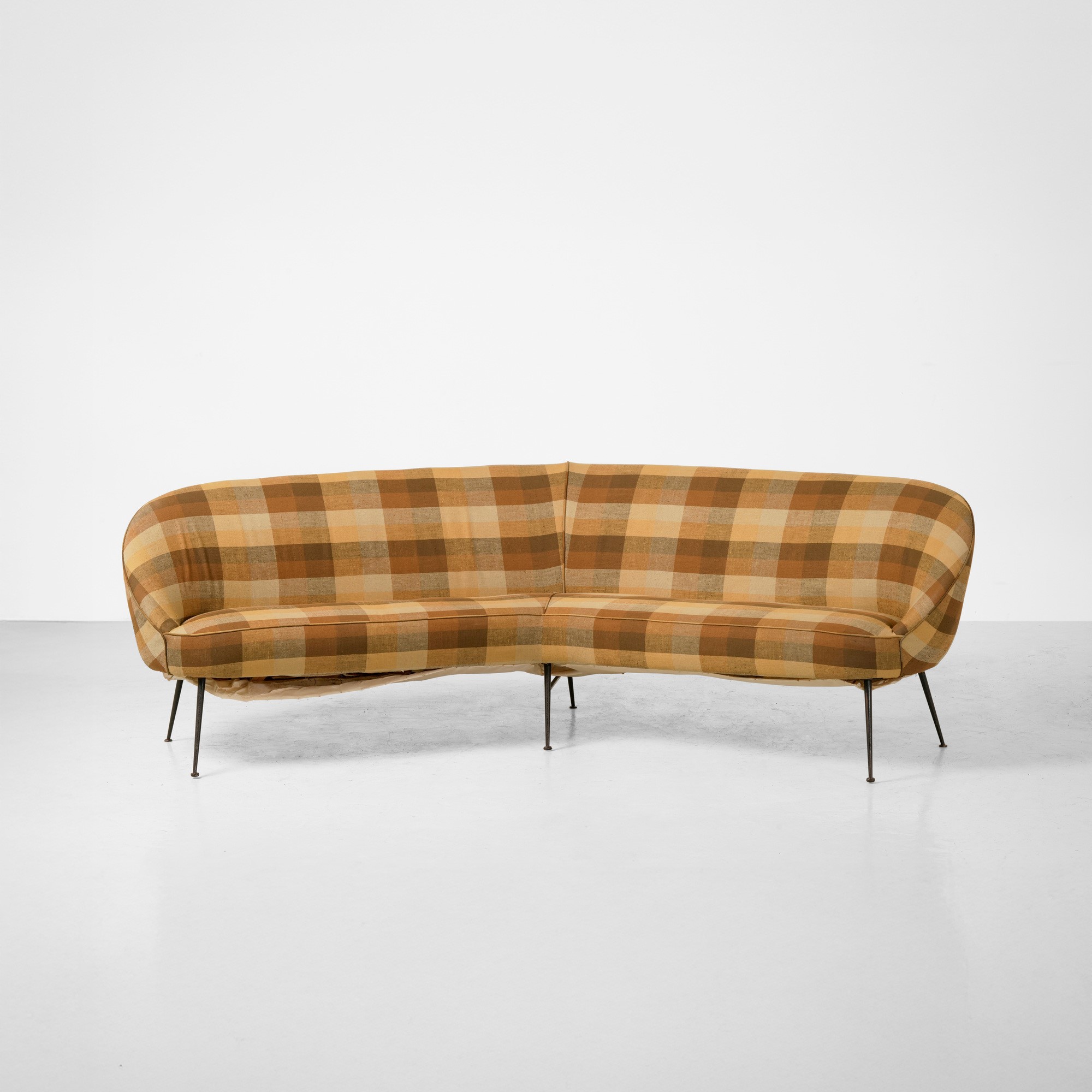 Federico Munari - Divano curvo, struttura in legno con sostegni in metallo laccato e rivestimento...