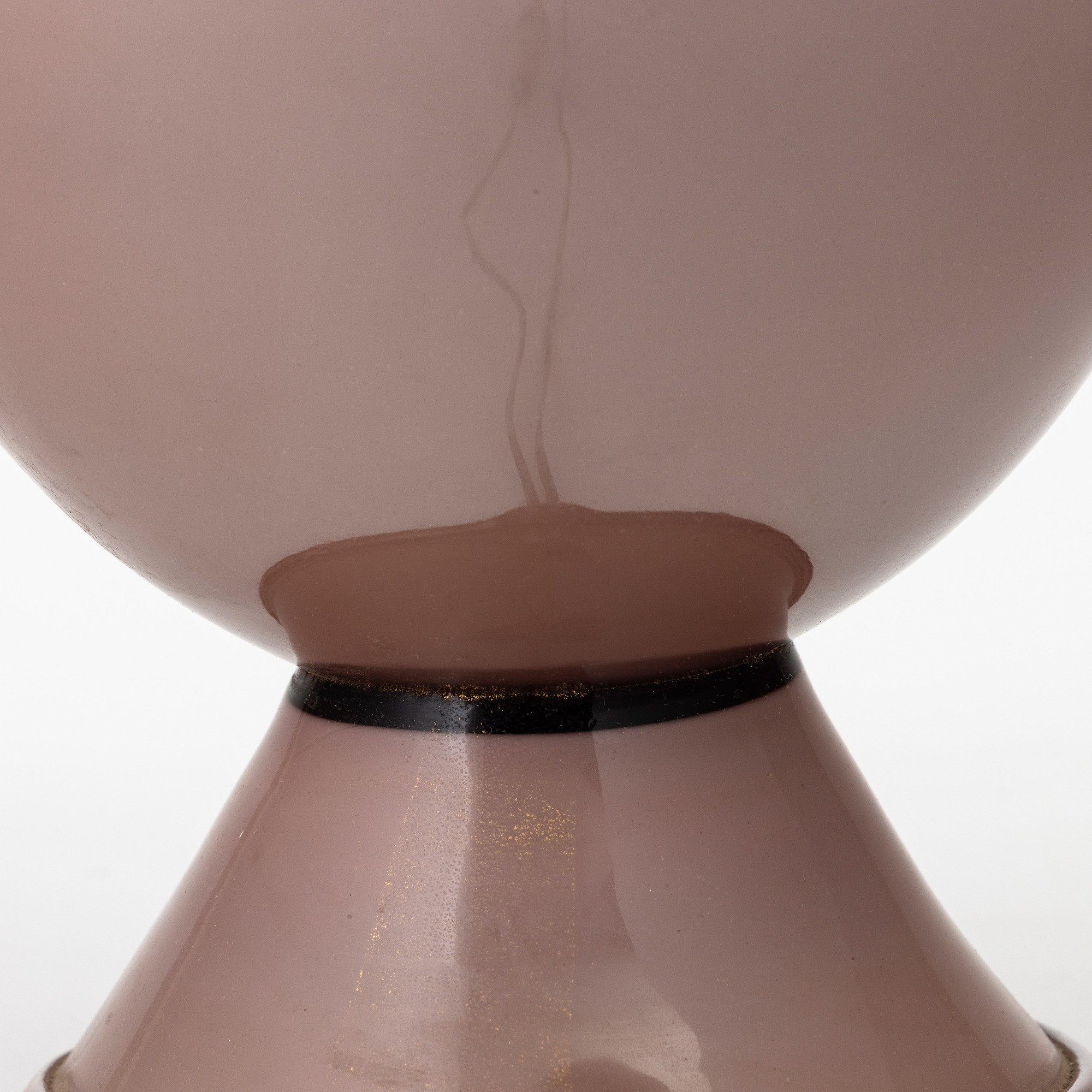Murano (ca. 1940), Lampada da tavolo in vetro soffiato incamiciato con inclusione di foglia oro
