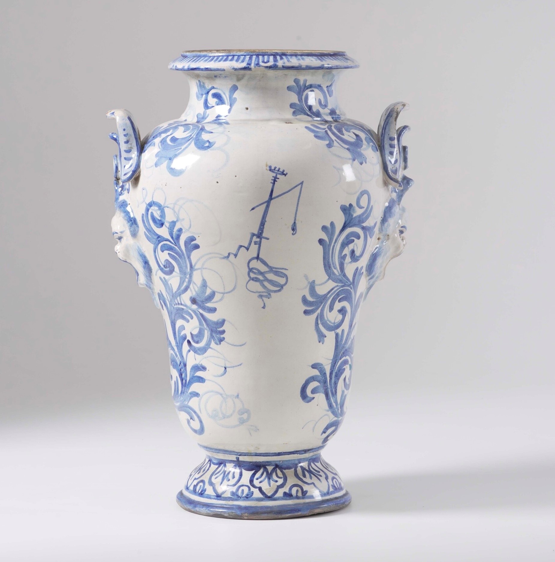 Vaso biansato. Albisola, XX secolo.