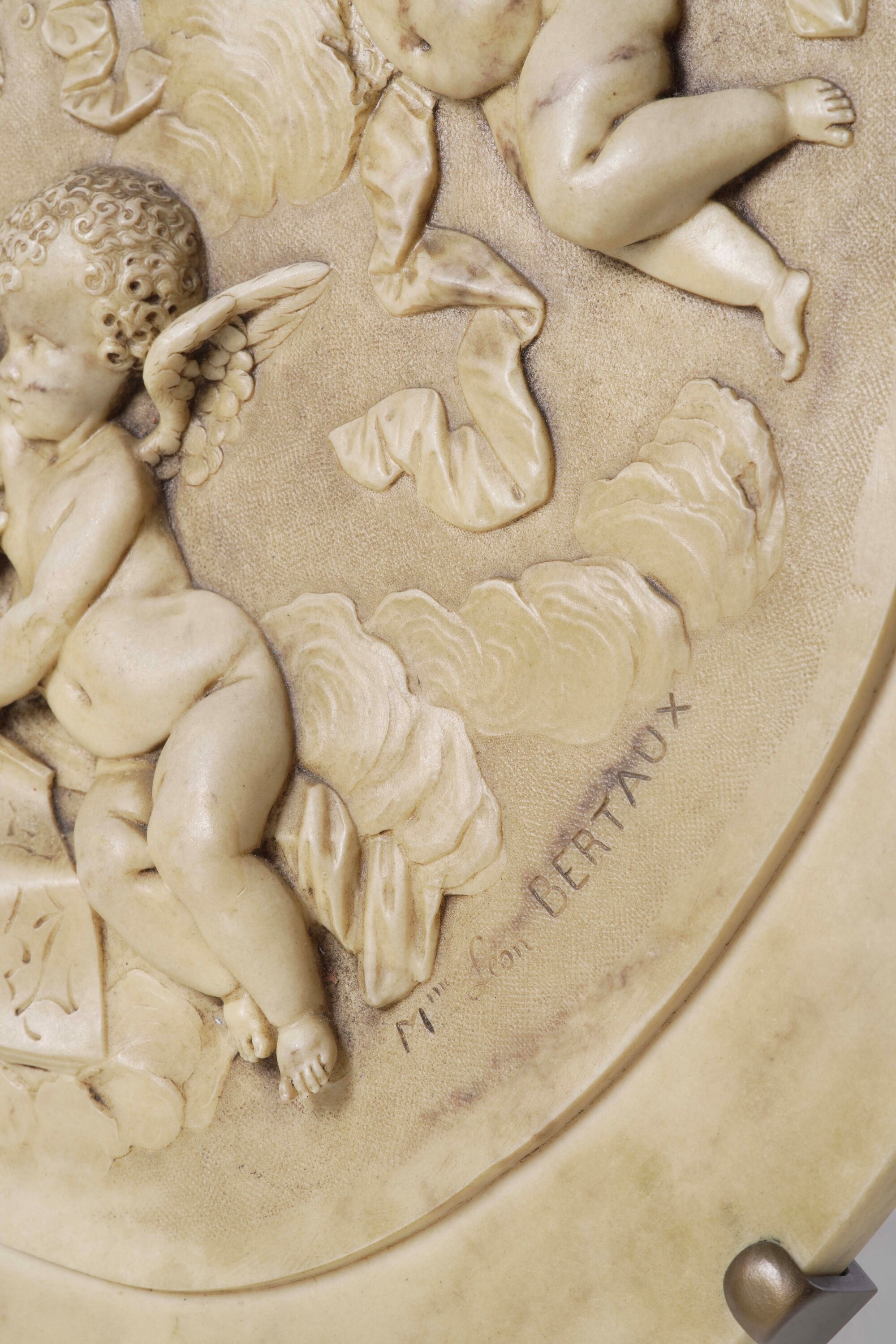 Léon Bertaux - I tre putti - Altorilievo in marmo