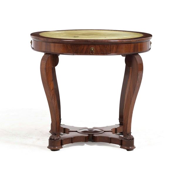 Tavolo lastronato con piano di forma circolare