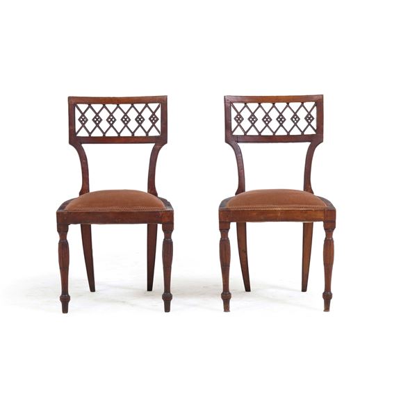 Coppia di sedie in legno intagliato. XIX secolo