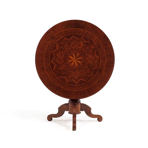 Tavolo tondo con piano a vela intarsiato. XIX secolo