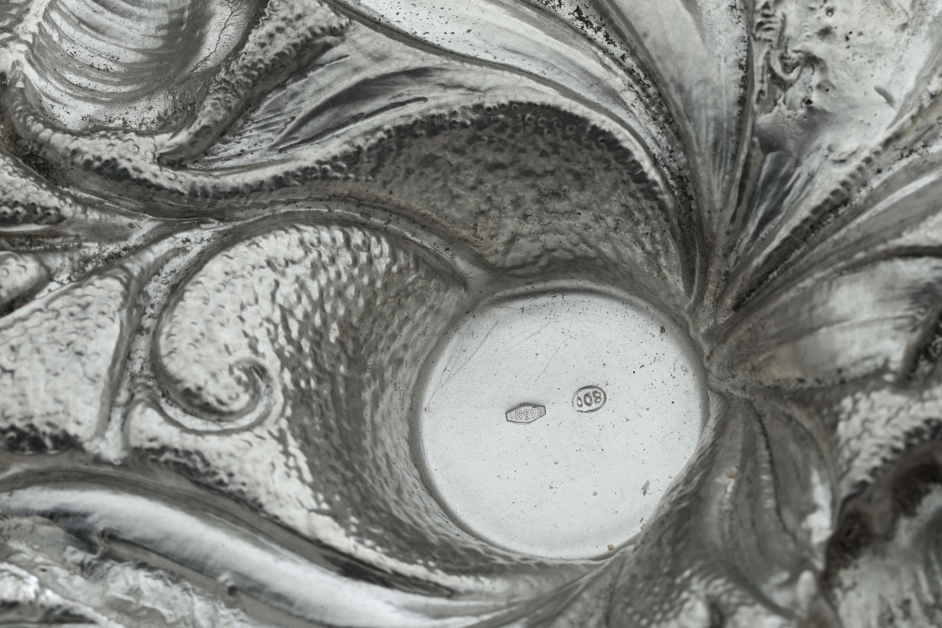 Grande zuppiera con presentoir. Argenteria artistica milanese del XX secolo, Le argenterie di Mil...