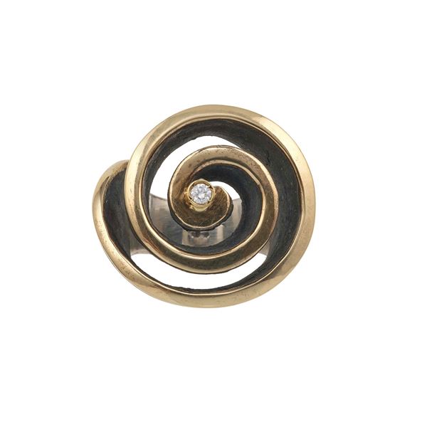 Ventrella. Anello "Conchiglia" con piccolo diamante centrale