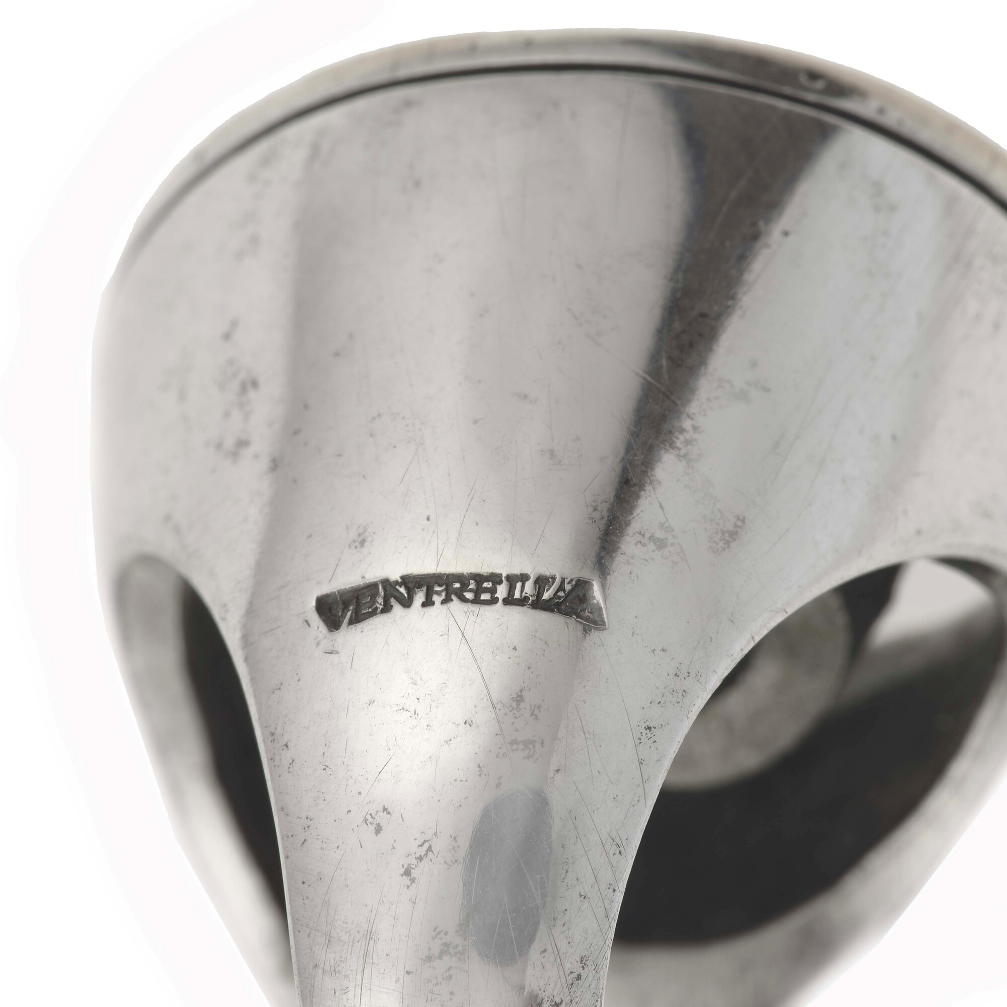 Ventrella, Anello 'Conchiglia' in oro giallo 750 e argento con diamante centrale