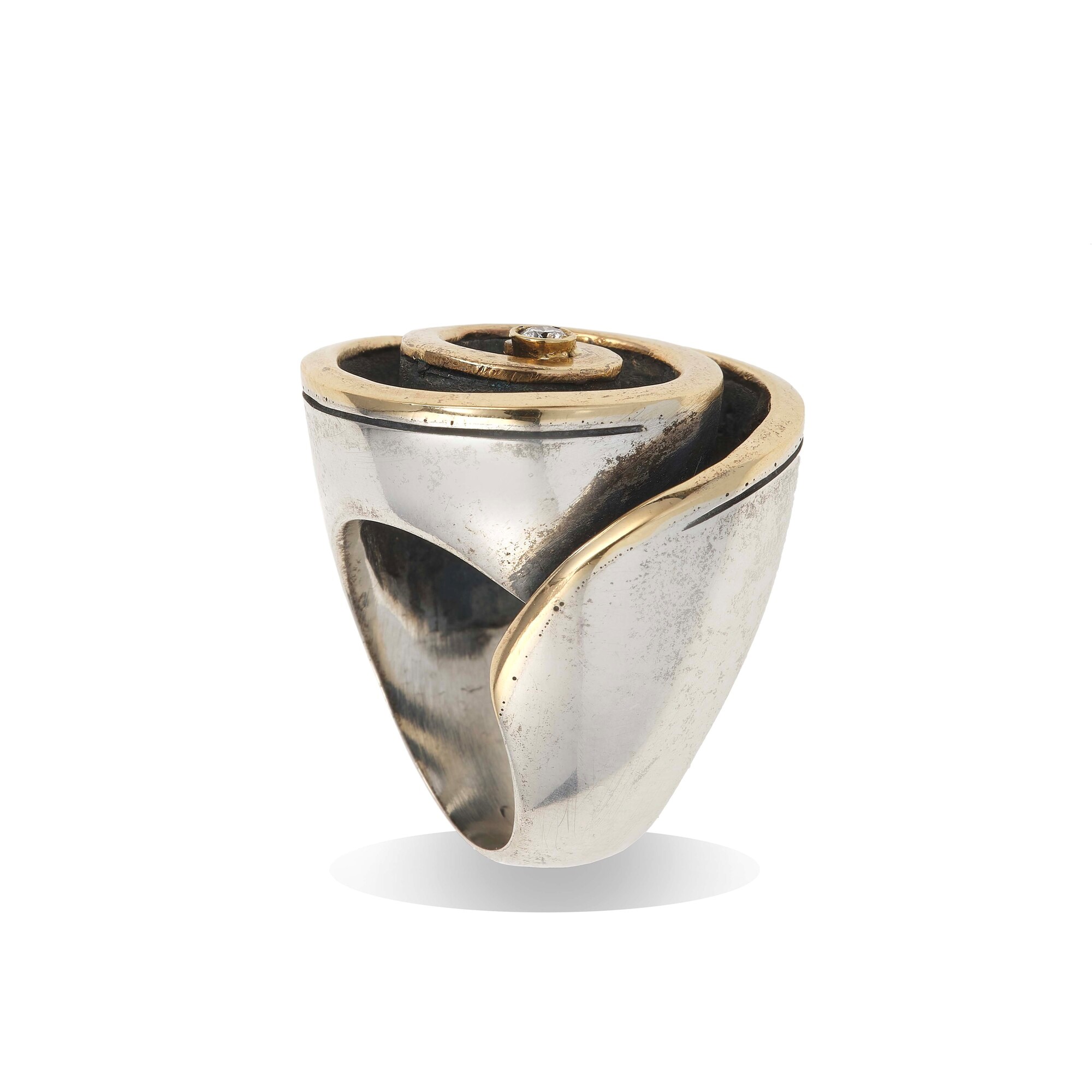 Ventrella, Anello 'Conchiglia' in oro giallo 750 e argento con diamante centrale
