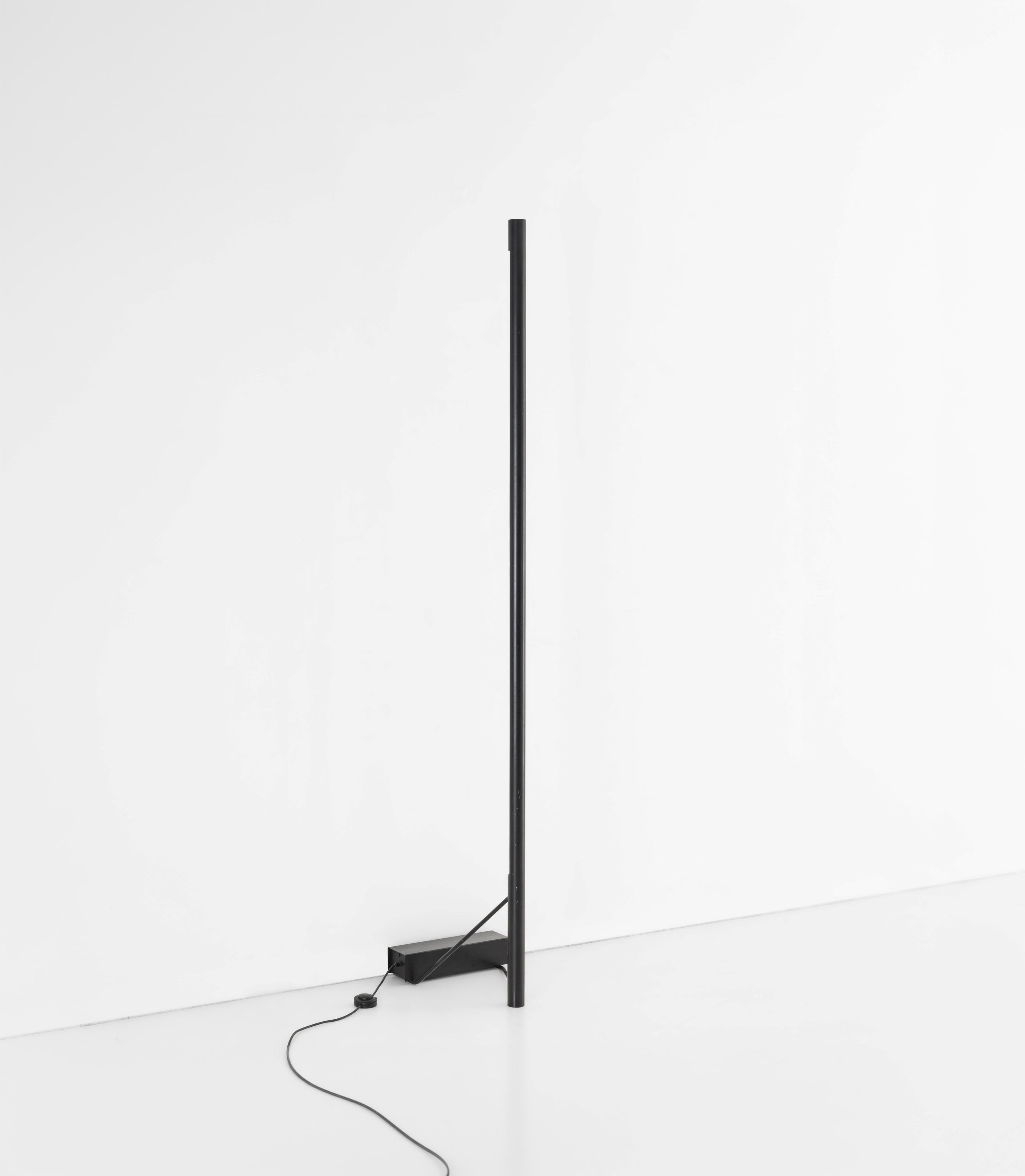Gino Sarfatti - Lampada da terra mod. 1063, metallo laccato, 1953
