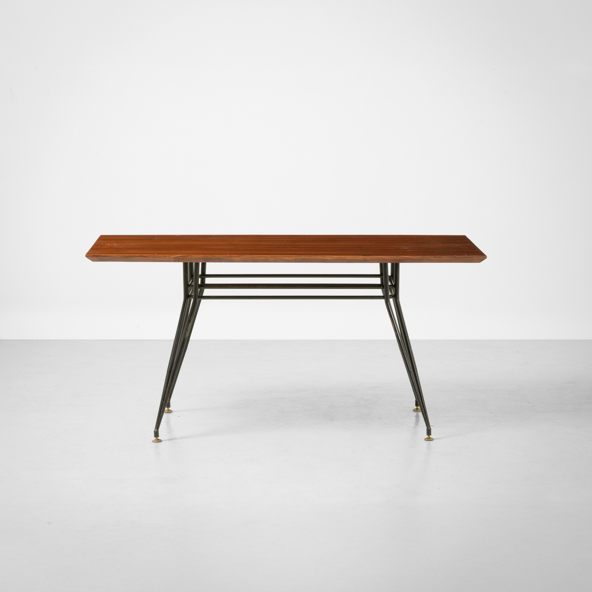 Tavolo da interno, struttura in metallo laccato e piano in legno impiallacciato (produzione itali...