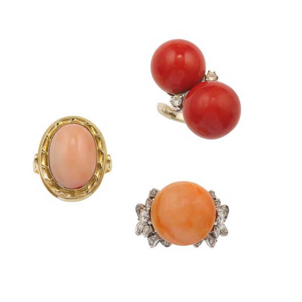 Lotto composto da due anelli con corallo ed un anello con conchiglia 