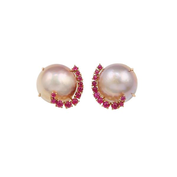 Orecchini con perle mabé e rubini taglio cabochon