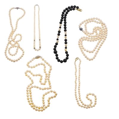 Collana di cinque collane di perle coltivate e collana con boules di onice