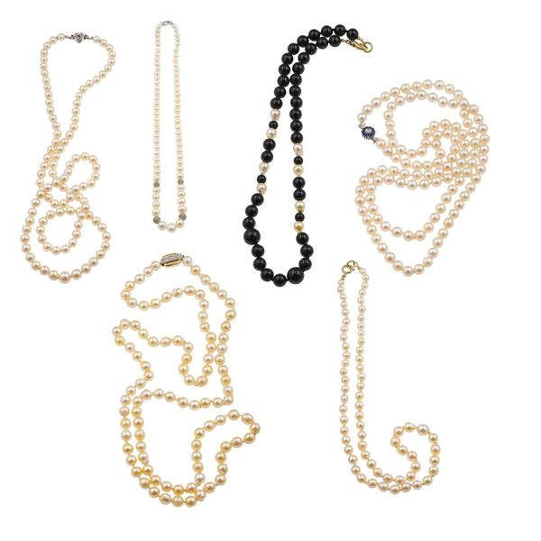Lotto composto da cinque collane di perle coltivate ed una collana con boules di onice