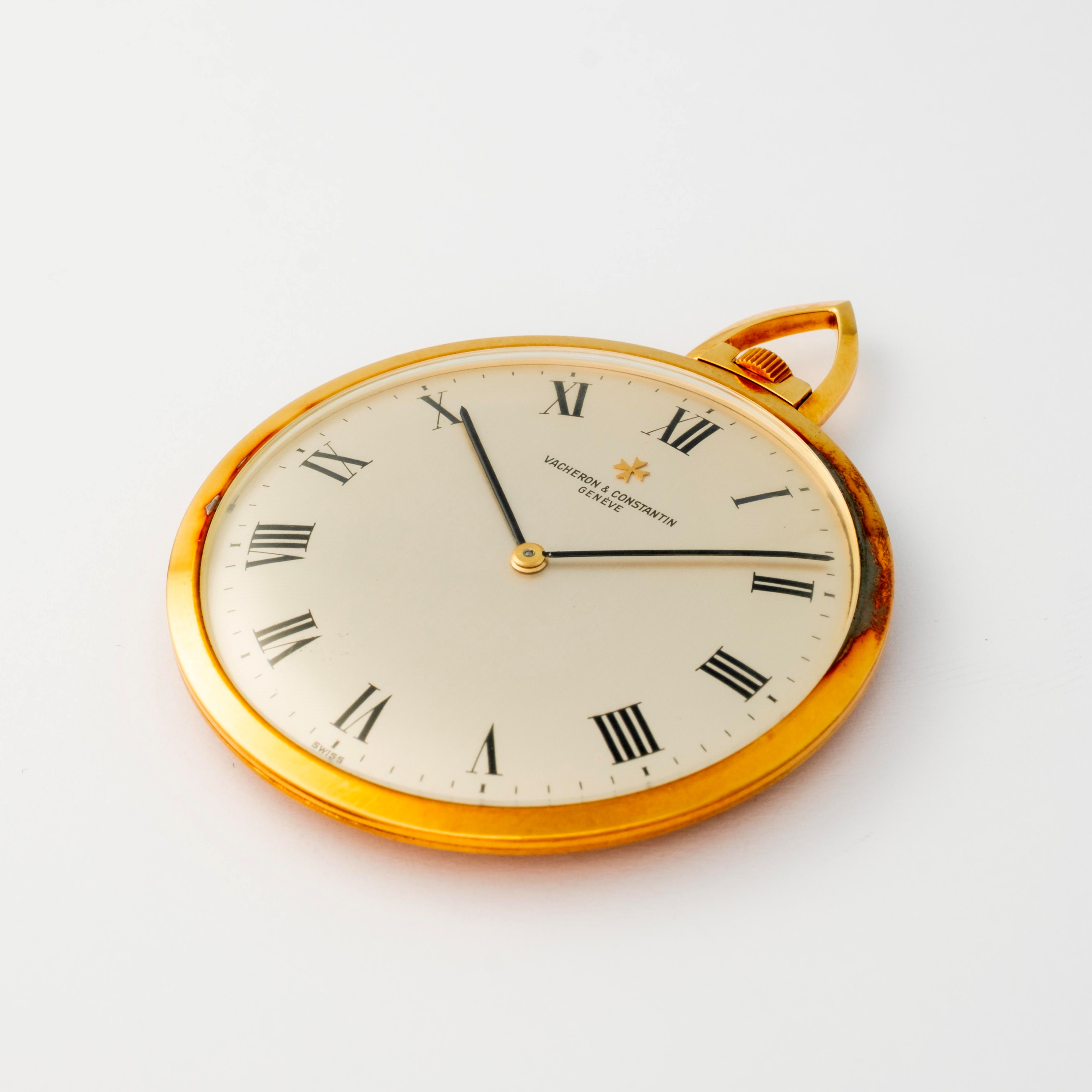Vacheron & Constantin - Tasca 'Couteau', oro giallo 18k, quadrante argenté, circa 1960