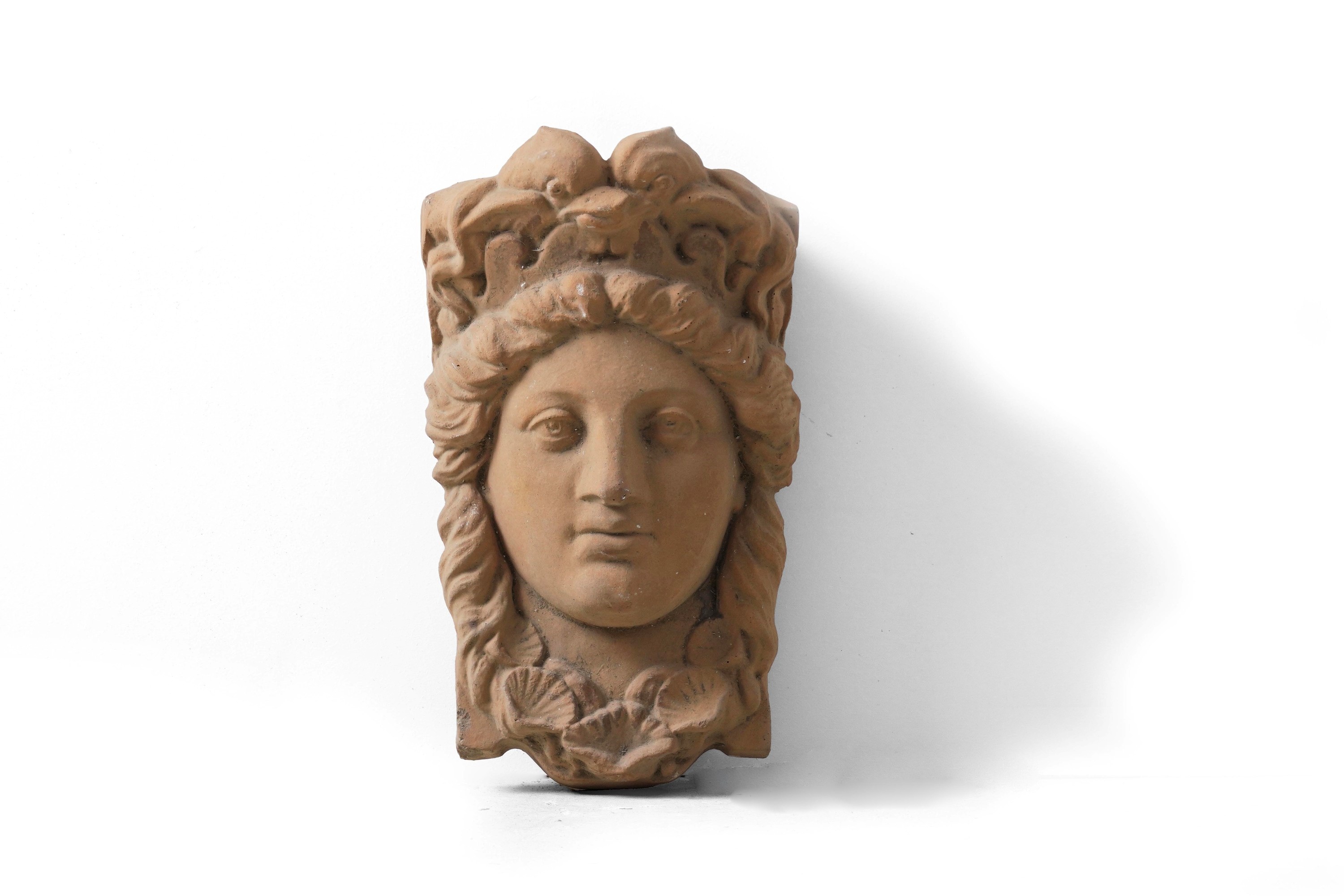 XX secolo, Due protomi con figure femminili in rilievo di gusto archeologico
