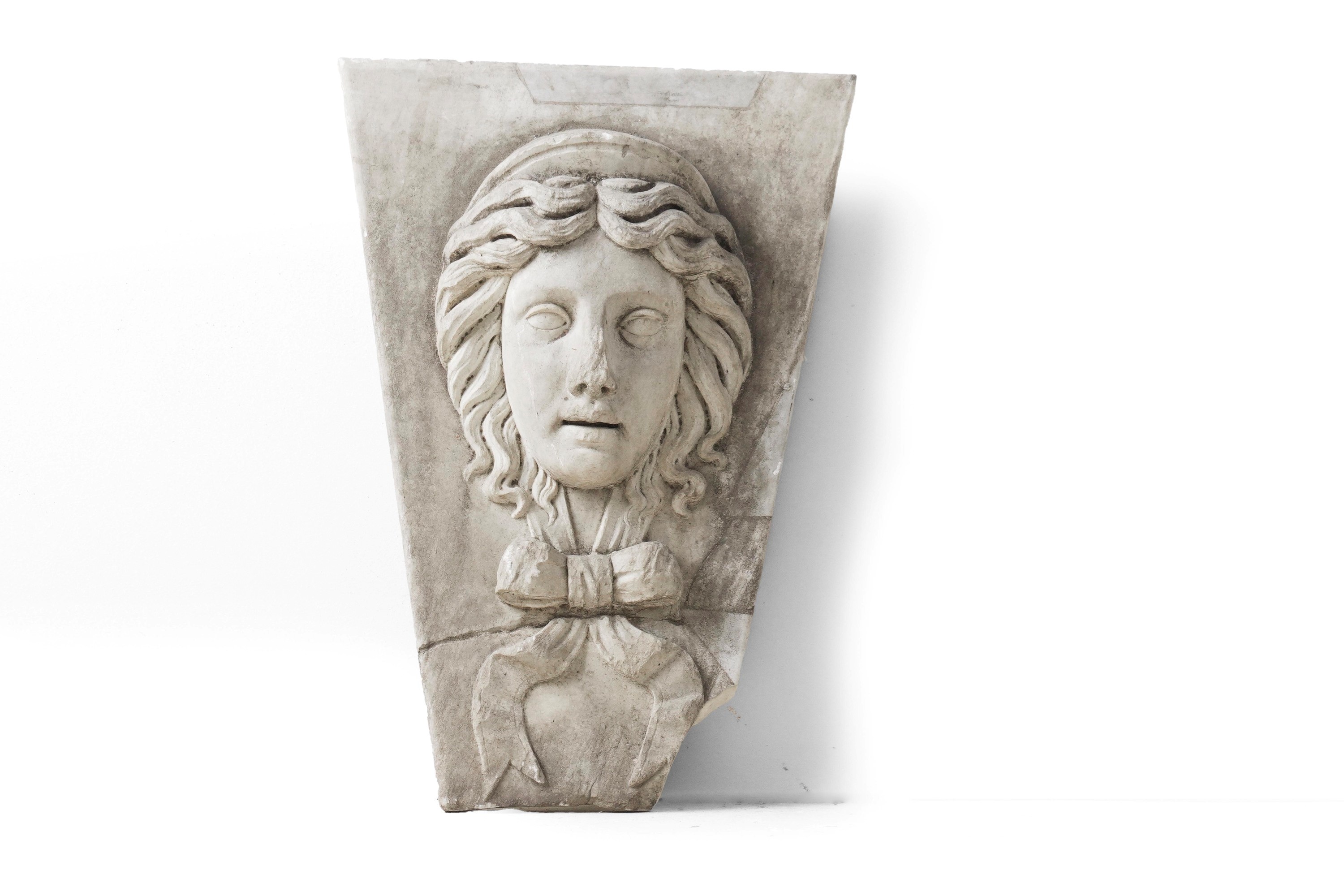 XX secolo, Due protomi con figure femminili in rilievo di gusto archeologico