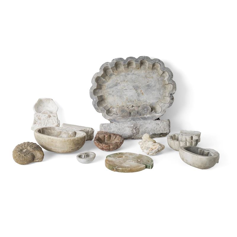 Lotto di acquasantiere in pietra. Differenti epoche e manifatture  - Auction Ettore Mocchetti's Wunderkammer - Cambi Casa d'Aste