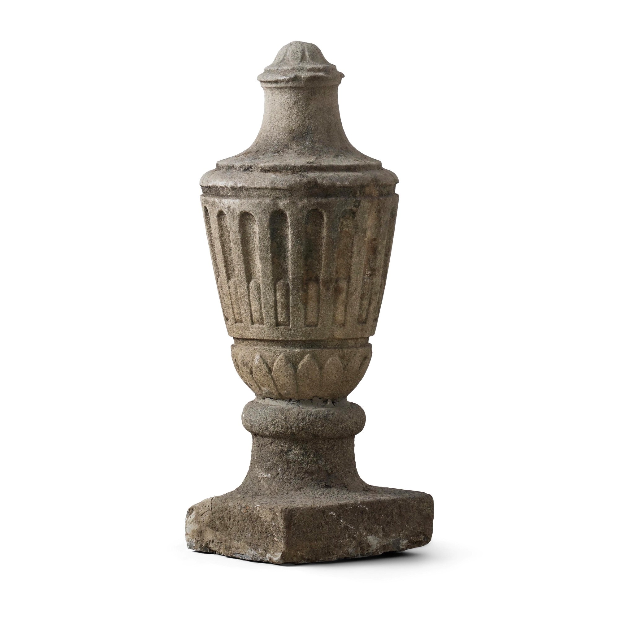 Elemento decorativo, vaso costolato in pietra