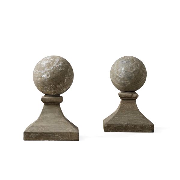 Due sfere in pietra. Lapicida del XIX secolo