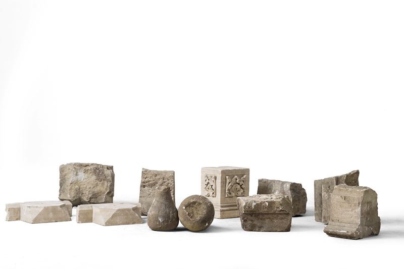 Lotto di elementi architettonici in pietra  - Asta Oggetti d'Arte - La Wunderkammer di Ettore Mocchetti - Cambi Casa d'Aste