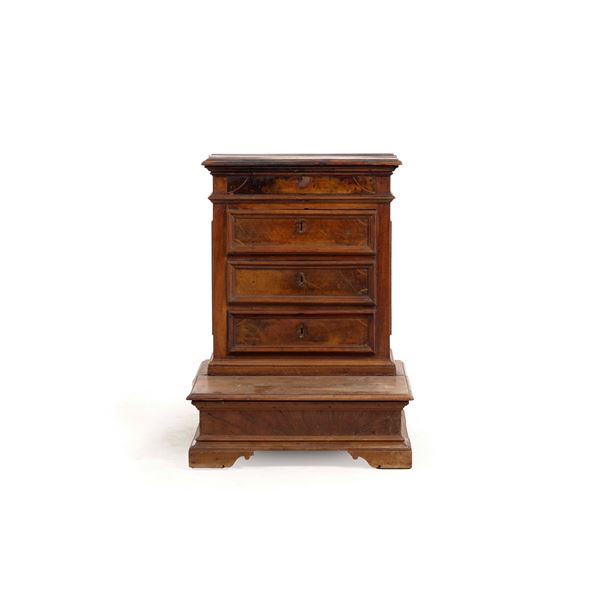 Antico inginocchiatoio a quattro cassetti. XVIII secolo