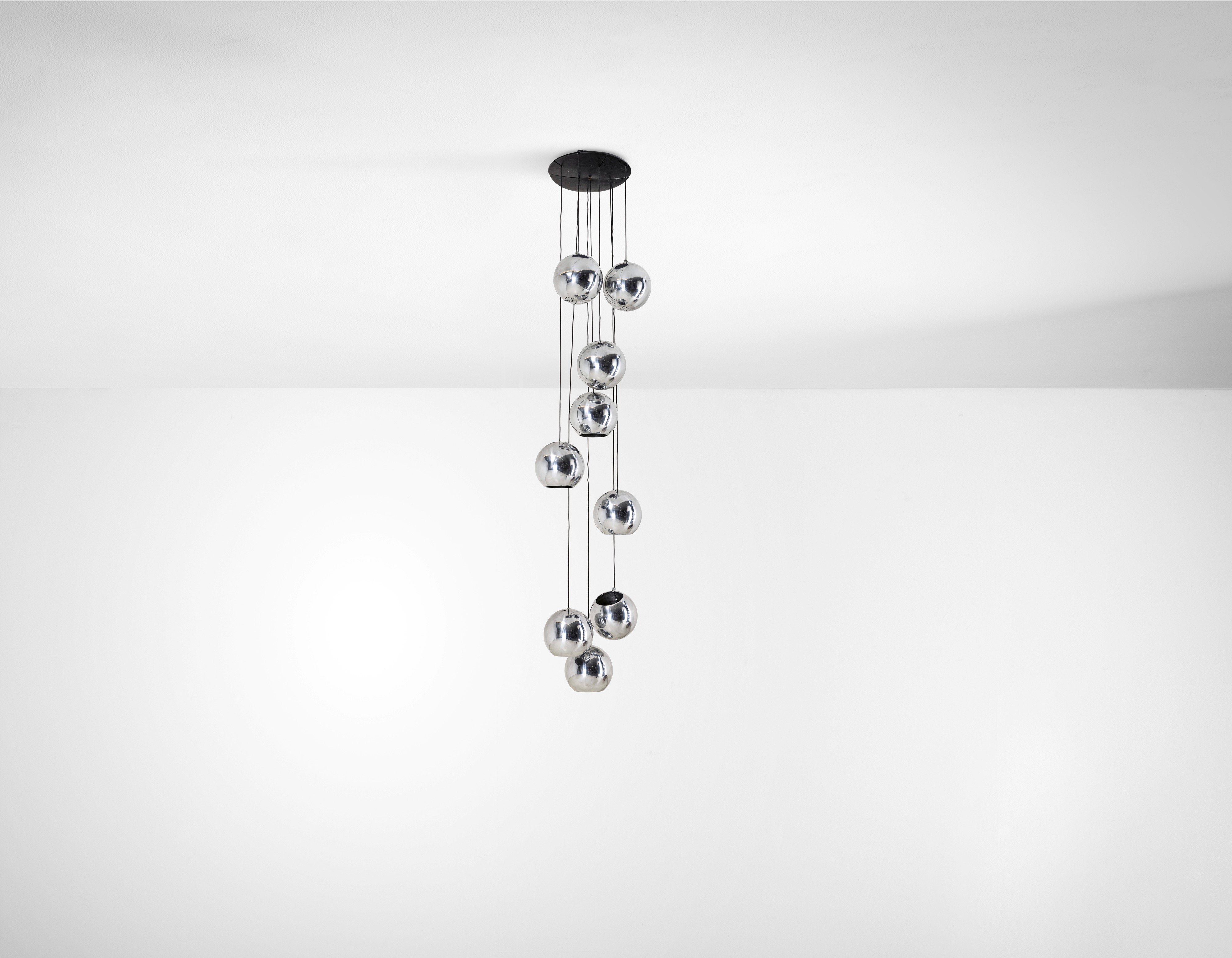 Gino Sarfatti - Lampada a sospensione mod. 2105, metallo laccato e diffusori in alluminio, 1960