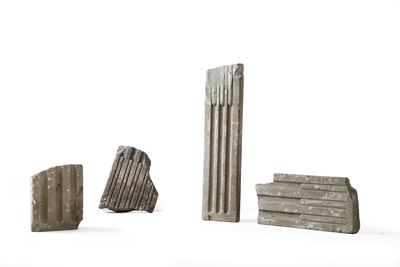 Quattro frammenti scanalati in pietra, elementi decorativi