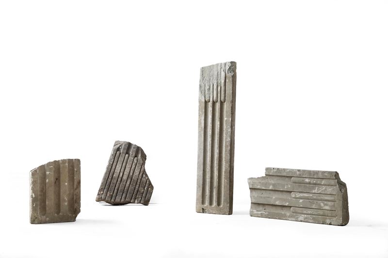 Tre frammenti scanalati in pietra  - Asta Oggetti d'Arte - La Wunderkammer di Ettore Mocchetti - Cambi Casa d'Aste