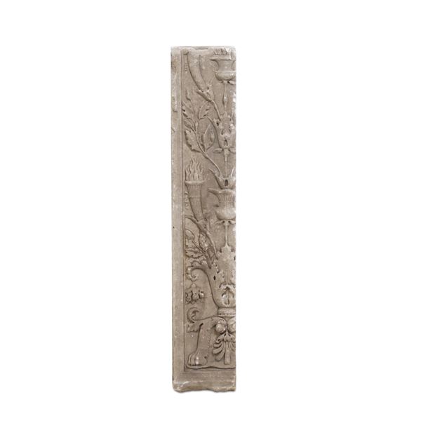 Porzione di fregio in pietra con decoro a candelabra. Lapicida del XVI secolo