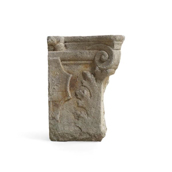 Frammento di capitello in pietra