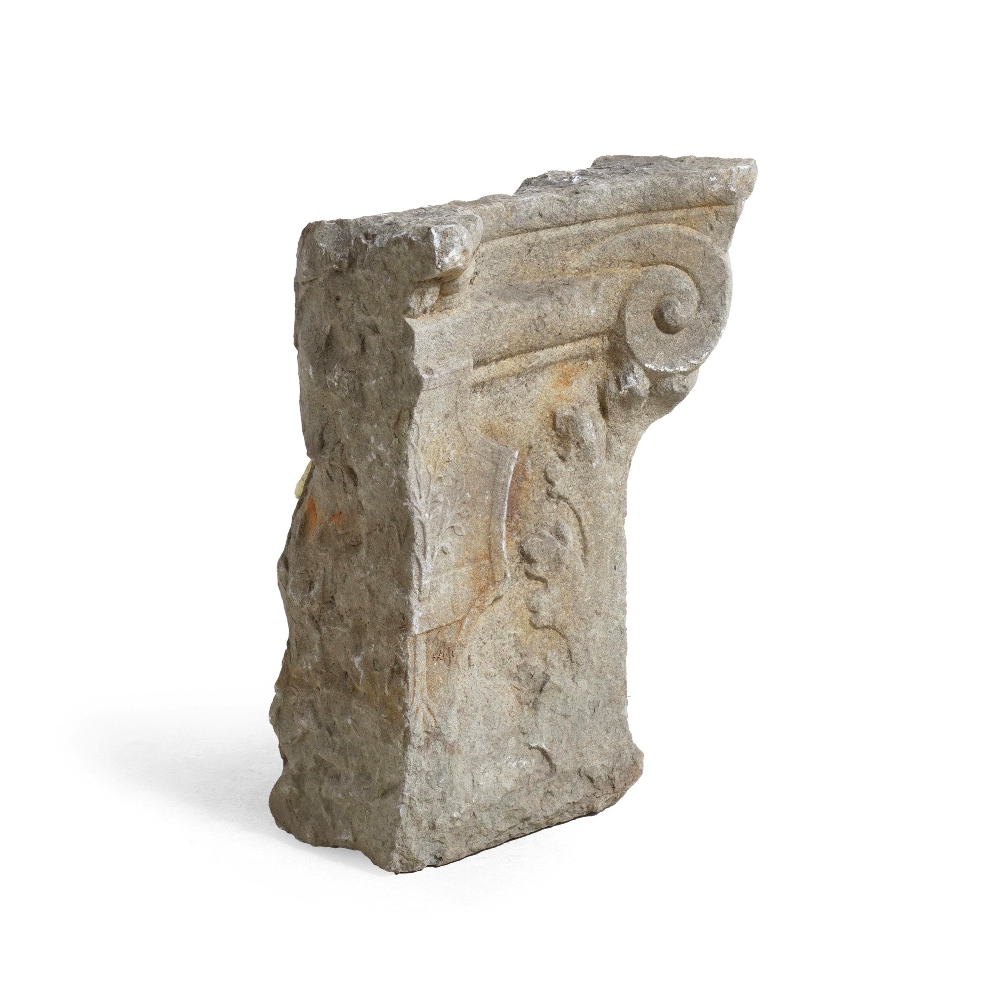 Frammento di capitello in pietra ad angolo a voluta