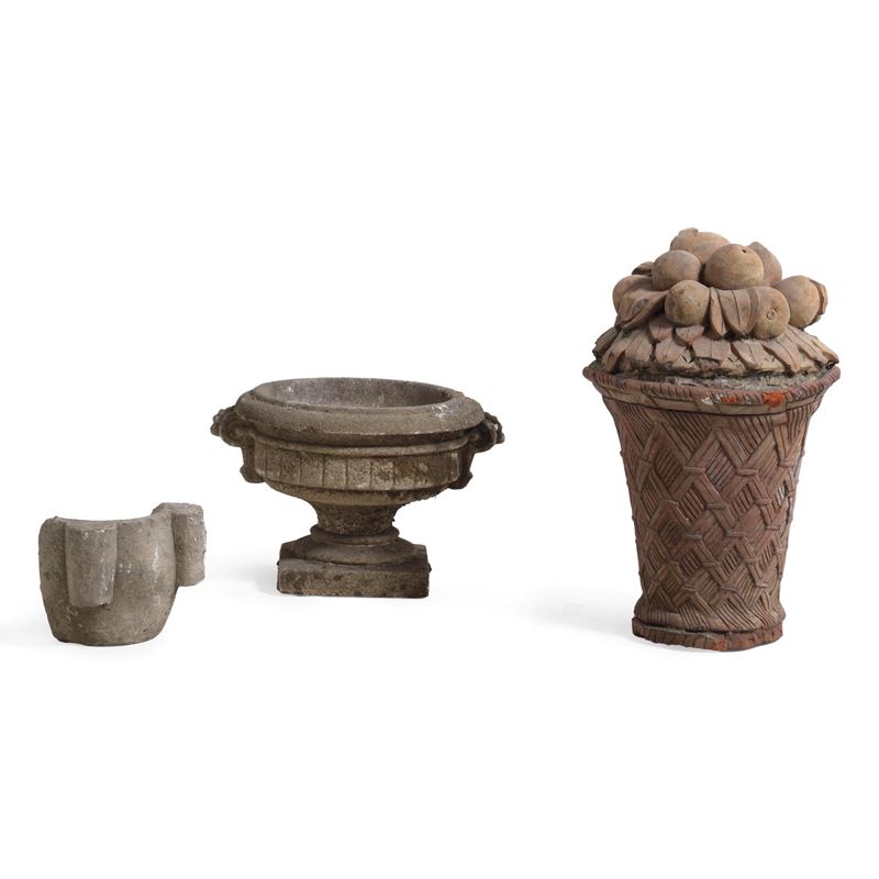 Un cesto decorativo con frutta, un vaso e un frammento di mortaio in materiali diversi  - Asta Oggetti d'Arte - La Wunderkammer di Ettore Mocchetti - Cambi Casa d'Aste