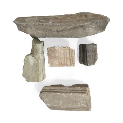 Cinque frammenti architettonici in pietra, lotto di cinque elementi