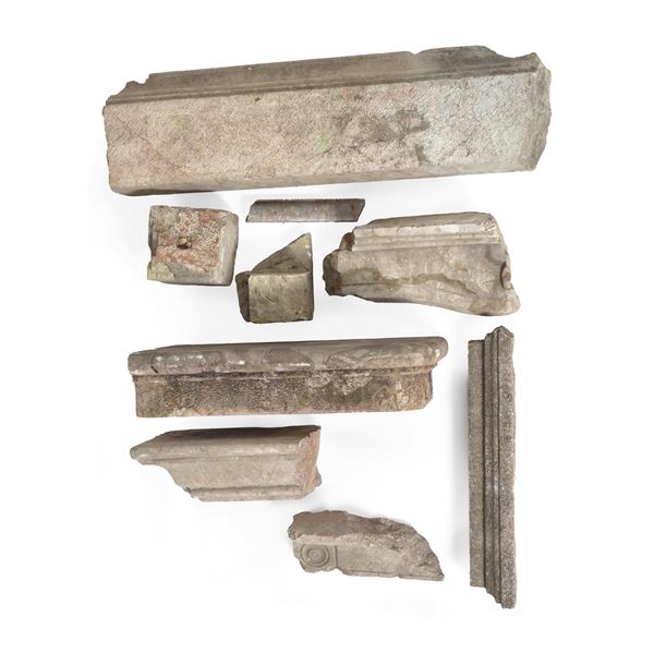 Lotto di nove frammenti architettonici in materiali diversi