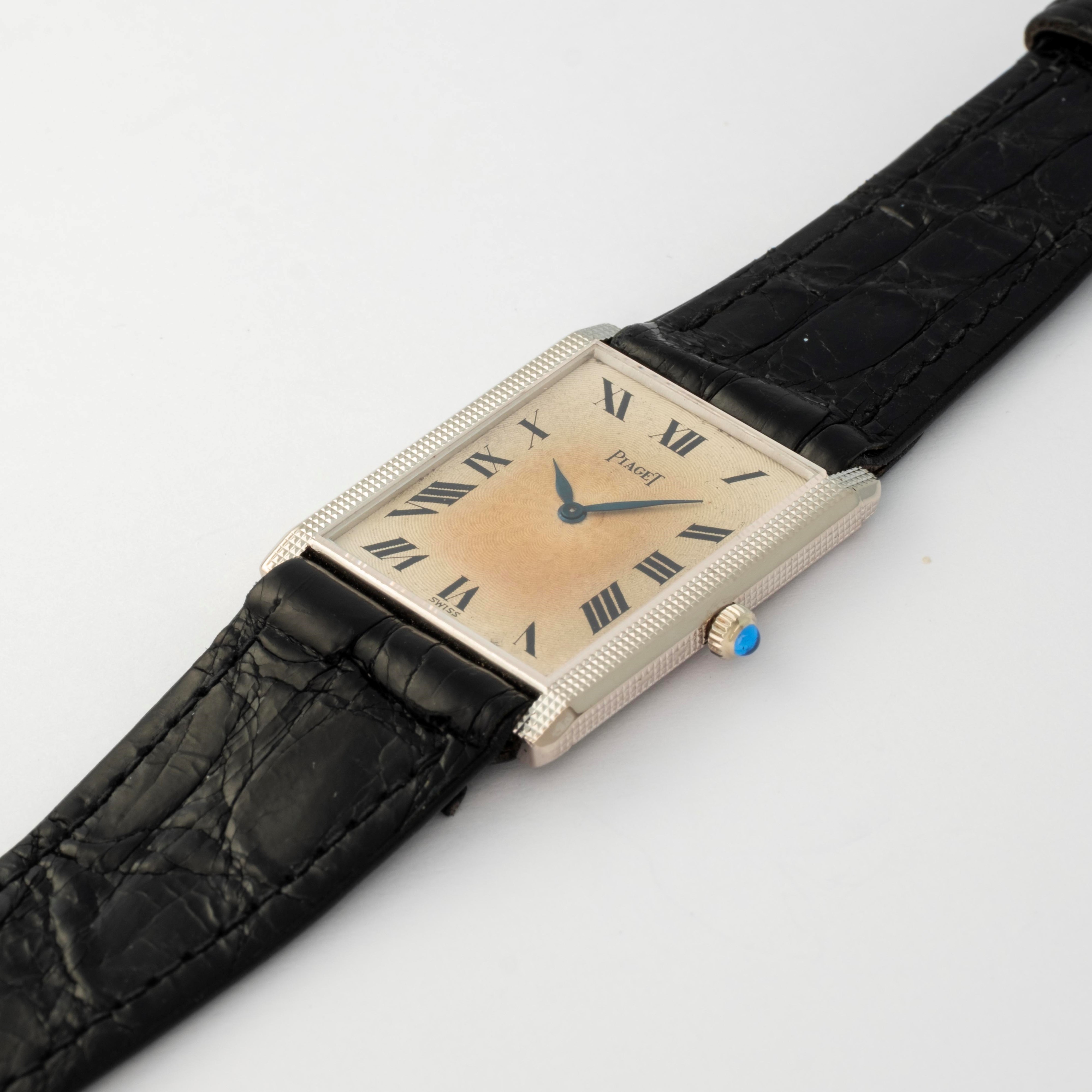 Piaget - Orologio Tank extrapiatto in oro bianco 18k con quadrante guilloché, circa 1980