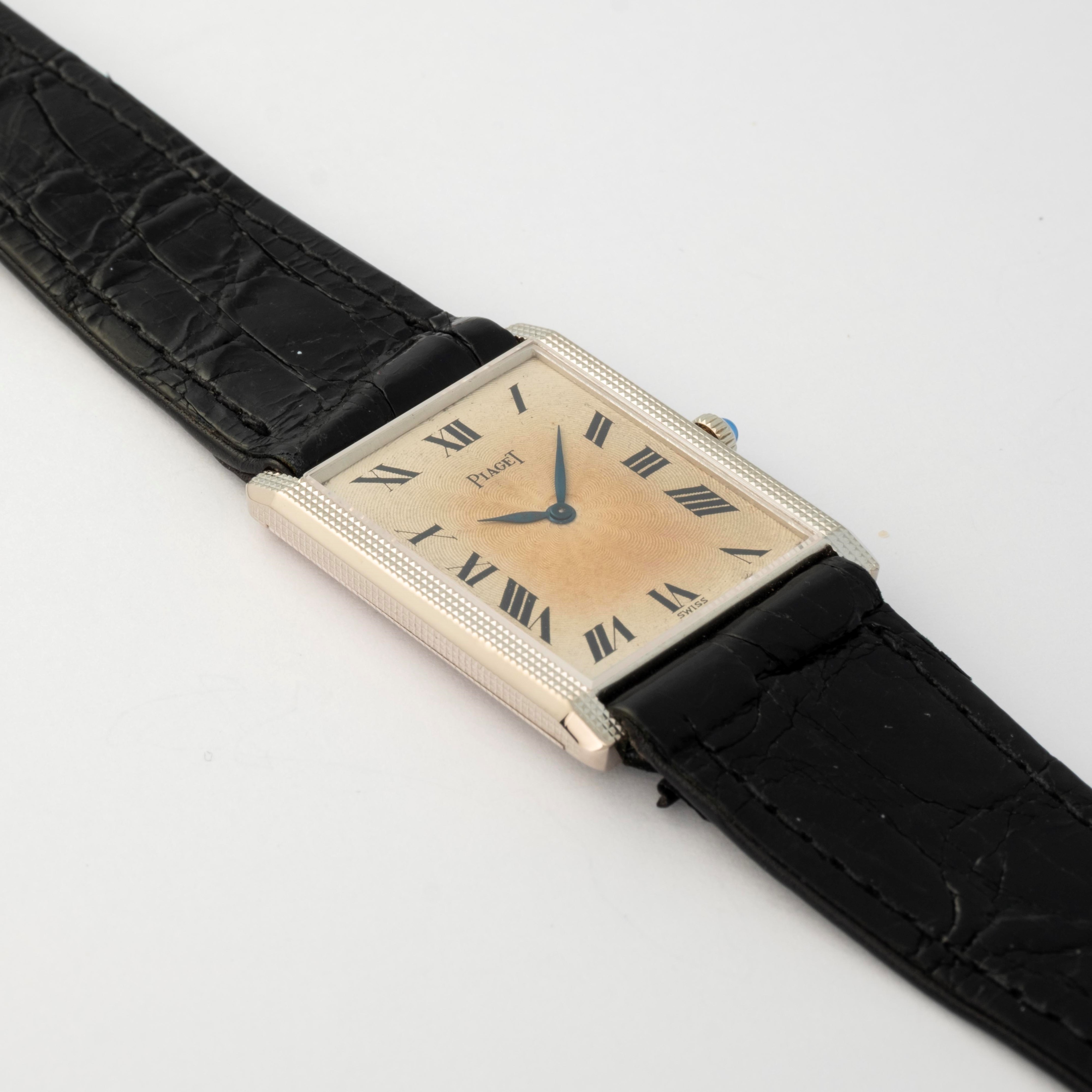Piaget - Orologio Tank extrapiatto in oro bianco 18k con quadrante guilloché, circa 1980