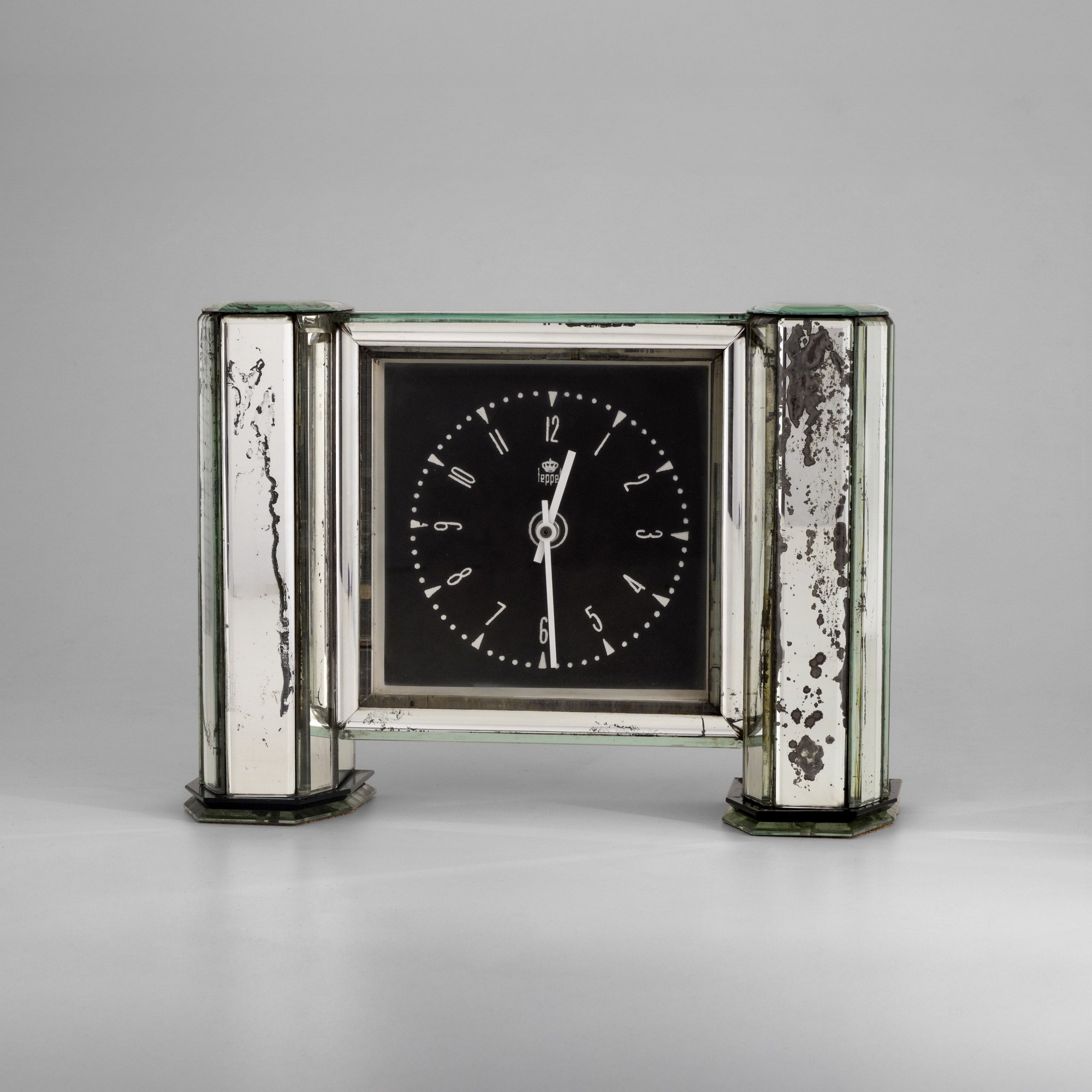 Orologio da tavolo in legno e cristallo, produzione circa 2000