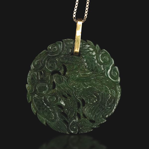 Collana con medaglione in giada verde raffigurante drago con decori traforati, Cina, Dinastia Qing, XIX secolo