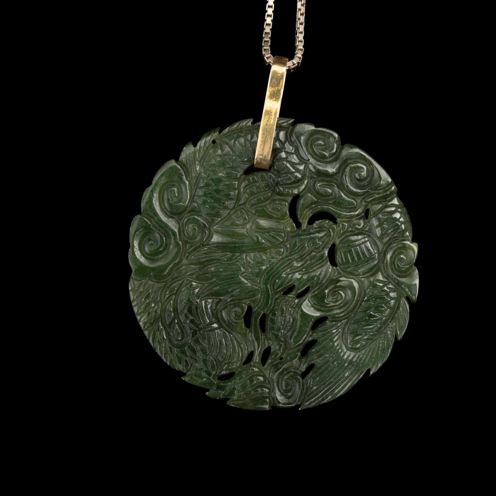 Collana con medaglione in giada verde raffigurante drago traforato, Cina, Dinastia Qing, XIX seco...